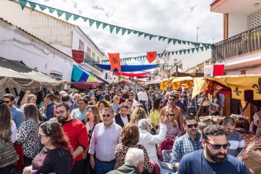 Huelva, İspanya - 18 Mart 2023: Palos de la Frontera, Huelva Eyaleti, Endülüs, İspanya 'daki Ortaçağ Keşif Fuarı' nı ziyaret eden Karga