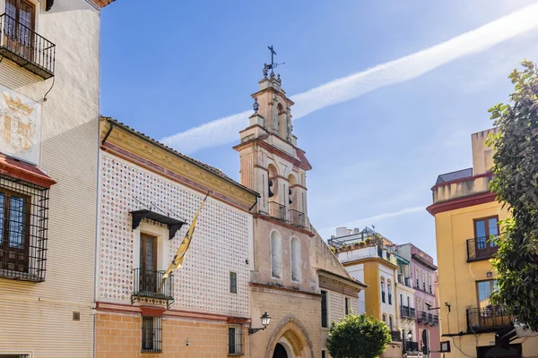 スペインのアンダルシア州セビリアの旧市街中心部にあるサンタ マリア ブランカ教会のファサード Text Hac Est Domus Dei Porta Coeli — ストック写真