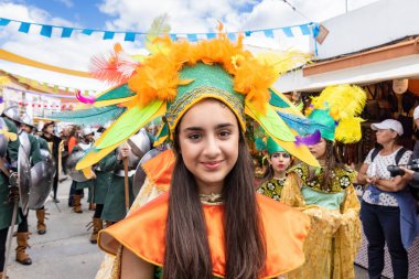 Huelva, İspanya - 18 Mart 2023: Palos de la Frontera, Endülüs, İspanya 'da düzenlenen Ortaçağ Keşif Fuarı geçit töreninde güzel egzotik genç kız kostümleri