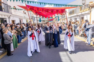 Huelva, İspanya - 18 Mart 2023: Dönem kostümlü Kral ve Kraliçe, Palos de la Frontera, Endülüs, İspanya 'daki Ortaçağ Keşif Fuarı' nda geçit töreni yapıyorlar.