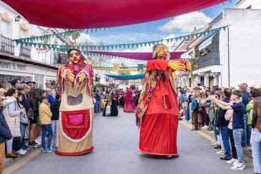 Huelva, İspanya - 18 Mart 2023: Palos de la Frontera, Endülüs, İspanya 'daki Ortaçağ Keşif Fuarı' nda geçit töreni kostümlü devler ve kodamanlar