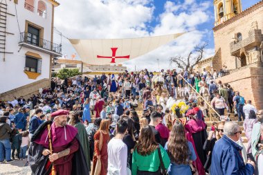 Huelva, İspanya - 18 Mart 2023: Palos de la Frontera, Huelva Eyaleti, Endülüs, İspanya 'daki Ortaçağ Keşif Fuarı' nı ziyaret eden Karga