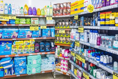 Huelva, İspanya - 18 Mart 2023: Hijyenik, hijyenik ve ağız koruma ürünleri bölümünün yan köşesi seçici odaklı süpermarket raflarında satışa sunuluyor