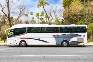 Seville, İspanya - 11 Mart 2023: Maria Luisa parkının kenarına park etmiş bir turist otobüsü, Seville, Endülüs, İspanya 'da turizm katılımcılarının gelmesini bekliyor.