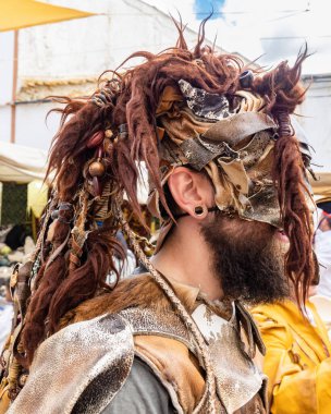 Huelva, İspanya - 18 Mart 2023: İspanya 'nın Endülüs kenti Palos de la Frontera' da düzenlenen Ortaçağ Keşif Festivali 'nde egzotik dönem kostümü giymiş bir adam