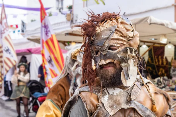 スペインのヘルヴァ 2023年3月18日 スペインのアンダルシア州フエルヴァ県のパロス フロンテーラで開催された中世のディスカバリー フェアのパレードで エキゾチックな時代の衣装を着た戦士として身を包んだ男 — ストック写真