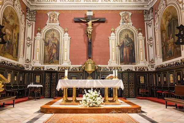 スペインのウエルバ 2023年4月22日 スペインのアンダルシア州ウエルバ県のラ パルマ コンダド市のスペイン広場にあるサン フアン バウティスタ教区教会の主祭壇 — ストック写真
