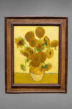 Vazodaki ünlü ayçiçeği demeti ressam Vincent van Gogh 'un natürmort tabloları, ileri sürüm, sarı arka plan, Londra Ulusal Galerisi' ndeki tuvalde yağlı boya.