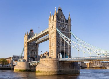 Londra Kule Köprüsü. 1886 ve 1894 yılları arasında Londra 'da inşa edilmiş bir asma köprüdür. Thames Nehri 'ni geçer Londra Kulesi' ne yakın.