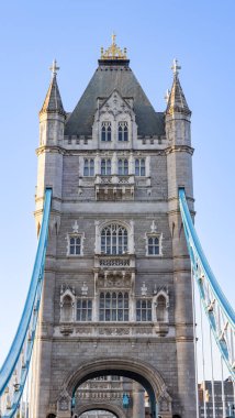 Londra Kule Köprüsü 'nün ayrıntıları. 1886 ve 1894 yılları arasında Londra 'da inşa edilmiş bir asma köprüdür. Thames Nehri 'ni geçer Londra Kulesi' ne yakın.