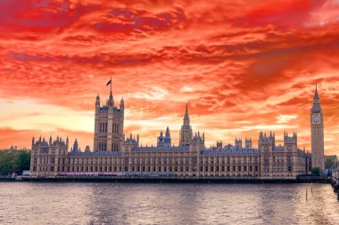 Parlamento binaları ve Londra 'da Büyük Ben gün batımında