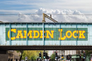 Camden Town 'daki Camden kilit köprüsü. Alternatif kültür dükkanlarının ünlü mahallesi.