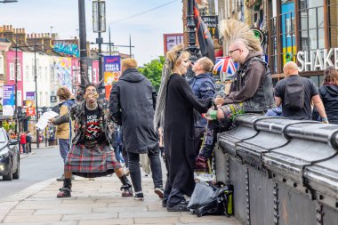 Londra, İngiltere - 17 Mayıs 2023: Punk alt kültürü ve çeşitli ve yaygın olarak bilinen ideoloji, moda ve diğer ifade biçimleri, görsel sanat ve dans türleri. Camden Town, Londra 'da