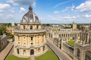 Rad Cam ya da Kamera ve Ruhlar Koleji olarak bilinen Radcliffe Kamerası 'nın hava görüntüsü Oxford, Oxford, İngiltere Üniversitesi' nin kurucu üniversiteleridir..