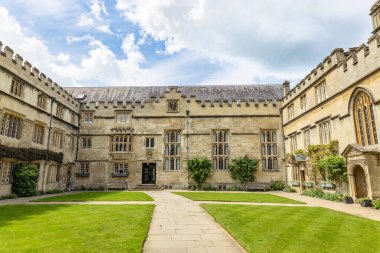 Oxford Üniversitesi 'ndeki İsa Koleji, İngiltere' deki Oxford Üniversitesi 'nin seçmen kolejlerinden biri olan Kraliçe Elizabeth' in Vakfı.