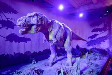 Londra, İngiltere - Mayıs 2023: İngiltere Doğal Tarih Müzesi 'nde Tyrannosaurus Rex Dinozor' un Kükreyen Animatronik Modeli