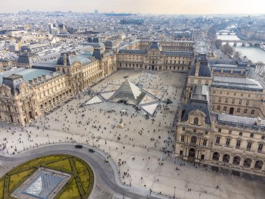 Louvre Sarayı 'nın ve müzesinin insansız hava aracı görüntüsü, Paris, Fransa' daki en ikonik yerlerden biri.