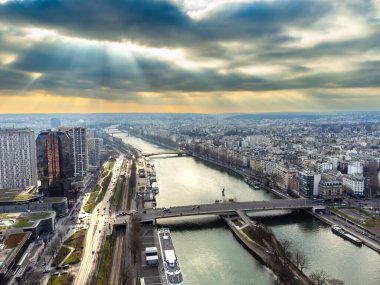 Fransa, Paris 'teki Seine nehri üzerindeki Pont de Grenelle köprüsündeki Özgürlük Heykeli' nin kopyasının hava aracı görüntüsü.