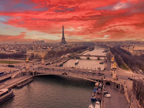 巴黎的无人驾驶飞机城市景观 塞纳河上的埃菲尔铁塔和美丽的日落下的亚历山大三世桥 — 图库照片