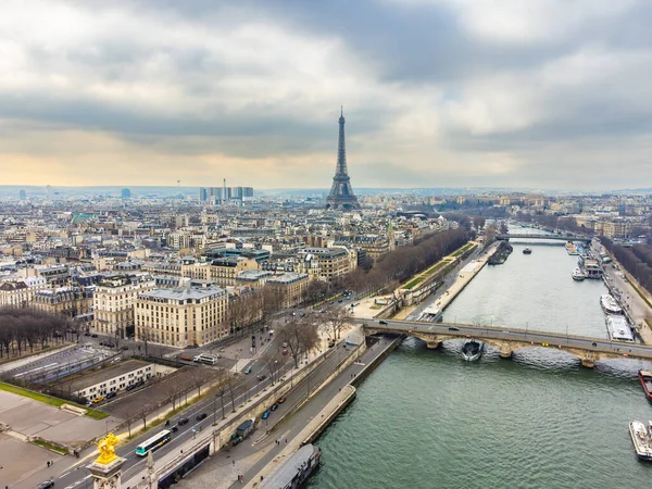 パリフランスの空中ドローンの街並み セーヌ川とポン アレクサンドル3世の上のエッフェル塔 — ストック写真