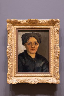 Londra, İngiltere - 18 Mayıs 2023: Vincent van Gogh 'un bir Köylü Kadın Şefi. Bu resim, Van Gogh 'un 18845 kışında Nuenen' de yaptığı yaklaşık 40 köylü portresinden oluşan bir gruba ait. Ulusal Galeri, Londra, İngiltere