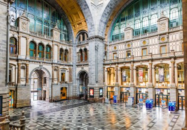Antwerp, Belçika - 17 Haziran 2023: Antwerpen-Centraal tren istasyonu, Belçika 'nın Antwerp kentindeki ana tren istasyonudur. 1900 'lerin en güzel binalarından biri olarak kabul edilir.
