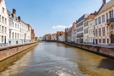 Bruges, Belçika 'nın Groenerei Kanalı turistlerin ziyaret ettiği en ünlü Bruges kanalı.