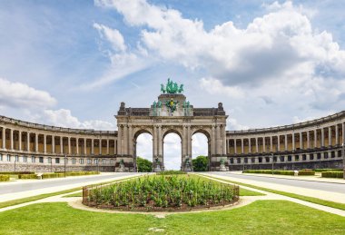 Parc du Cinquantenaire, Brüksel, Belçika 'nın merkezindeki Cinquantenaire Anıt Salonu' nda 