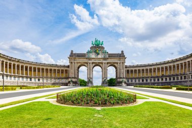 Parc du Cinquantenaire, Brüksel, Belçika 'nın merkezindeki Cinquantenaire Anıt Salonu' nda 
