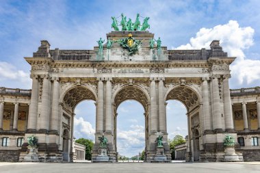 Parc du Cinquantenaire, Brüksel, Belçika 'nın merkezindeki Cinquantenaire Anıt Salonu' nda 