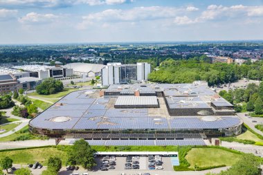 Sürdürülebilir ve yenilenebilir yeşil enerji üretimi için güneş panelleriyle dolu bir binanın havadan görünüşü