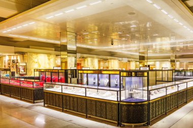 Londra, İngiltere - 23 Mayıs 2023: Londra 'nın en ünlü mağazası Harrods' un İçi, Brompton Road, Knightsbridge 'de yer almaktadır. Harrods dünyanın en seçkin mağazalarından biridir.
