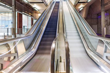 Antwerp, Belçika - 17 Haziran 2023: Yürüyen merdivenlerin uzun pozlu fotoğrafları