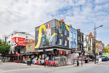 Londra, İngiltere - 23 Mayıs 2023: Ünlü pazarları, restoranları ve alternatif kültürüyle Camden Town Mahallesi