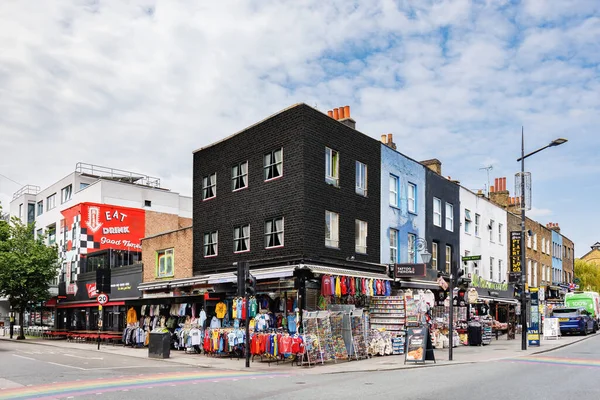 Londra, İngiltere - 23 Mayıs 2023: Ünlü pazarları, restoranları ve alternatif kültürüyle Camden Town Mahallesi