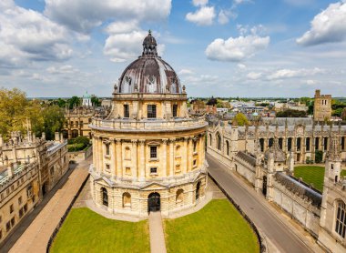 Rad Cam ya da Kamera ve Ruhlar Koleji olarak bilinen Radcliffe Kamerası 'nın hava görüntüsü Oxford, Oxford, İngiltere Üniversitesi' nin kurucu üniversiteleridir..