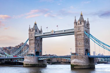 Londra Kule Köprüsü. 1886 ve 1894 yılları arasında Londra 'da inşa edilmiş bir asma köprüdür. Thames Nehri 'ni geçer Londra Kulesi' ne yakın.