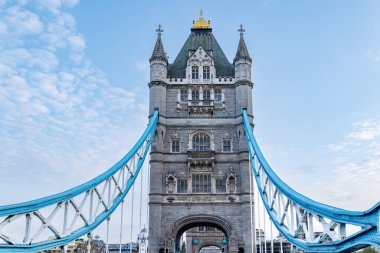 Londra Kule Köprüsü 'nün ayrıntıları. 1886 ve 1894 yılları arasında Londra 'da inşa edilmiş bir asma köprüdür. Thames Nehri 'ni geçer Londra Kulesi' ne yakın.