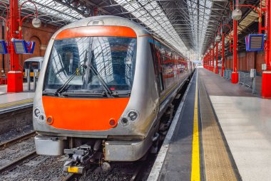 Tren istasyondan ayrılmak üzere olan bir banliyö treni.