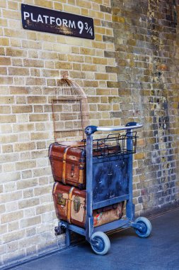 Londra, İngiltere - 20 Mayıs 2023: King 's Cross Station' da 93 / 4 numaralı platform. Bu Londra 'daki Kings Cross istasyonunda bulunan Harry Potter' a saygılarımızı sunan İngiliz Demiryolu.
