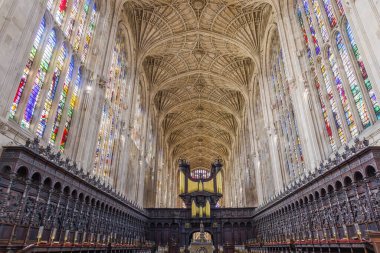 Cambridge, Birleşik Krallık-22 Mayıs 2023: İngiltere 'deki Cambridge Üniversitesi' nde King 's College Chapel korosundan boru orgu eşliğinde iç mekan görüntüsü. Daha büyük vantilatör kasası ve güzel vitraylı pencereleriyle