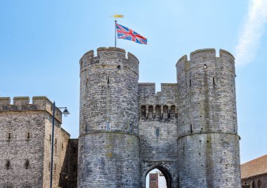 Canterbury, Kent, İngiltere 'deki Westgate, şehir duvarının yüksek batı kapısı İngiltere' de hayatta kalan en büyük şehir geçididir. Canterbury 'nin yedi ortaçağ kapısından hayatta kalan son kişidir.
