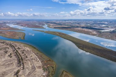 Tinto nehrinin hava aracı görüntüsü. Rio Tinto 'nun Estuary' si Huelva 'nın bataklıklarında gökyüzünün güzel bir yansımasıyla