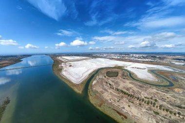 Tinto nehrinin kıyısındaki fosfogypsum sallarının hava görüntüsü. Endülüs 'ün başkenti Huelva' da bulunan fosfat kayasından elde edilen gübre atığı. Kirlilik kavramı