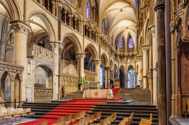 Canterbury, İngiltere-20 Mayıs 2023: Canterbury Katedrali Ana Sunağı, Kent. İngiltere 'deki en eski ve ünlü Hristiyan kiliselerinden biri. Başpiskoposu, dünya çapındaki Anglikan Komünyonunun lideridir.
