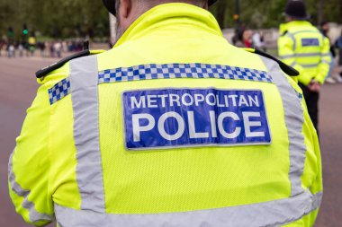 Londra Büyükşehir Polisi üniformalı bir polisin yeleğinin arkası.