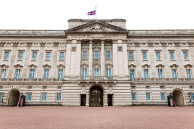 Buckingham Sarayı cephesi, Londra 'daki kraliyet konutu ve Londra' daki Birleşik Krallık hükümdarının yönetim merkezi, beyaz arka planda izole edilmiş.