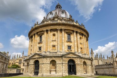 Rad Cam ya da Kamera olarak bilinen Radcliffe Kamerası, Oxford Üniversitesi 'nin bir binasıdır. Oxford 'un merkezindeki dolaşım ve konumu onu üniversitenin odak noktası yapıyor.