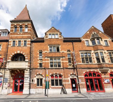 Oxford, İngiltere - 18 Mayıs 2023: The Corn Exchange and Fire Station, Oxford 'da bir ticari tesis. Şimdi sanat derneği, Eski İtfaiye Merkezi 'nde sanat, ve evsizlik derneği, Crisis Skylight Oxford.