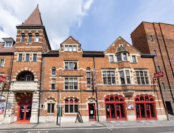 Oxford, İngiltere - 18 Mayıs 2023: The Corn Exchange and Fire Station, Oxford 'da bir ticari tesis. Şimdi sanat derneği, Eski İtfaiye Merkezi 'nde sanat, ve evsizlik derneği, Crisis Skylight Oxford.